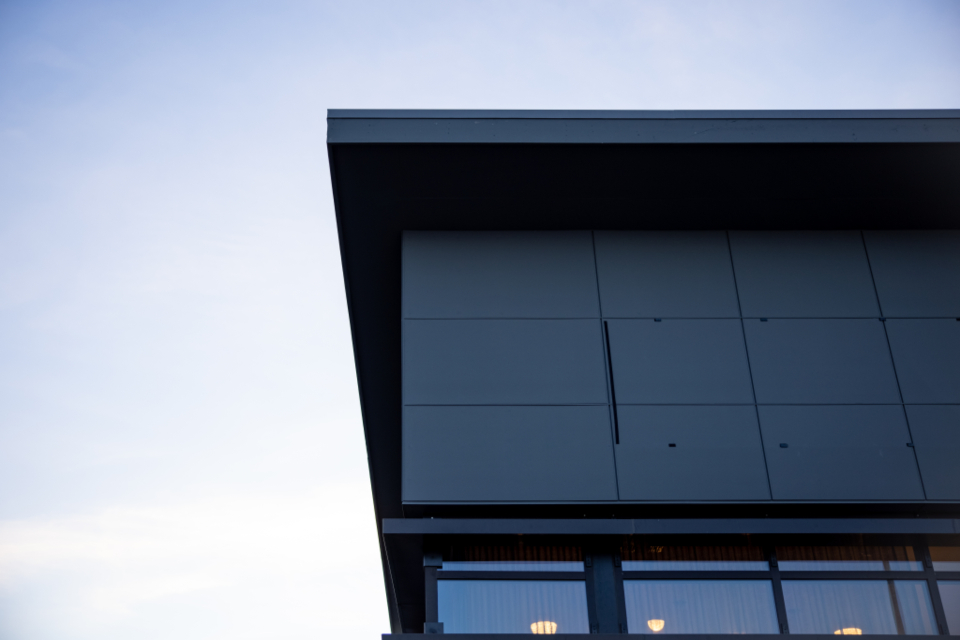 Cantilevered roofline · Green Hills